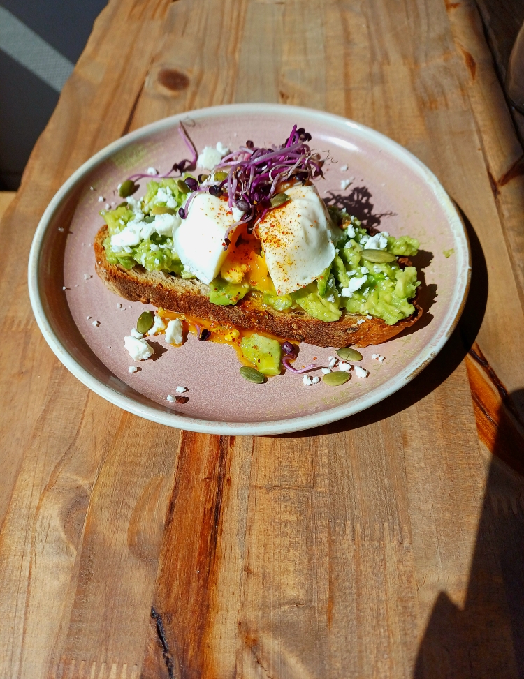 Avocado toast & oeuf mollet