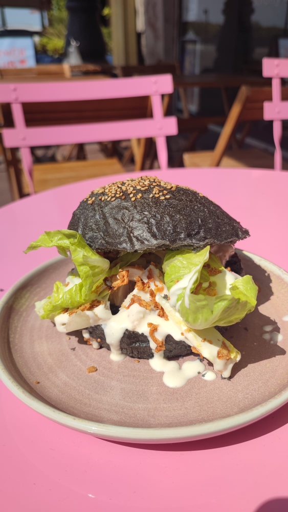 burger-poulet-cesar-salade-romaine-sauce-cesar-gorumande